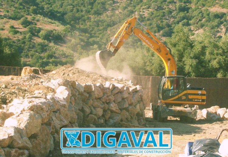 Realización de muro de piedras o escollera.