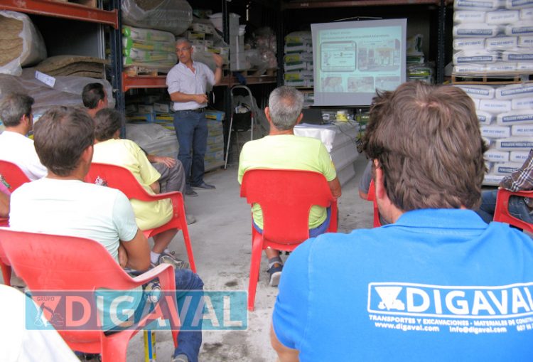 Los técnicos de Weber, con una charla y ejemplos prácticos, mostraron la capacidad de los productos de la marca.